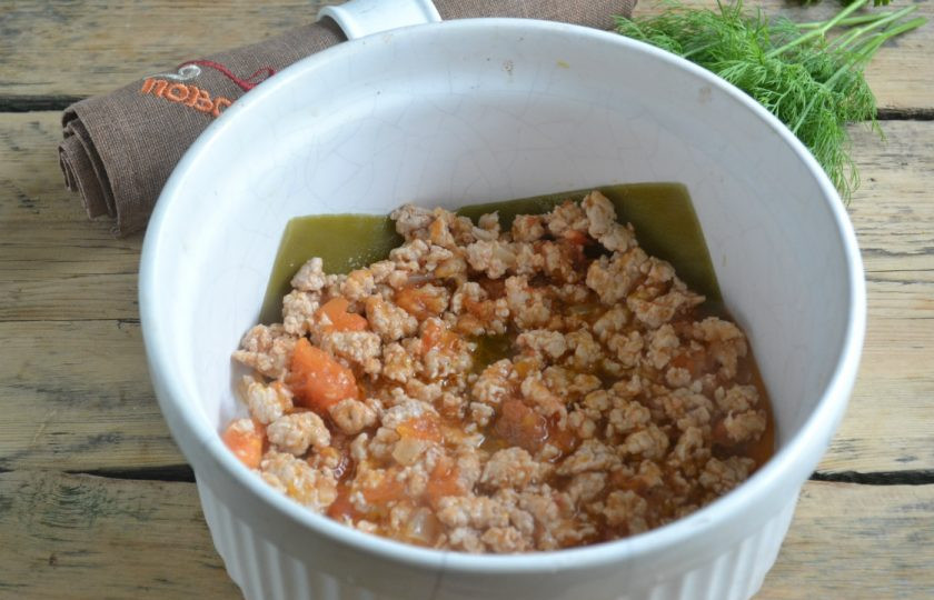1. Этап. Лазанья классическая: Сверху положите половину мясной начинки.