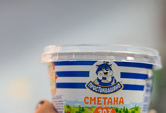 1. Этап. Рубленые котлеты из куриной грудки: 3. Куриную грудку вымыть, обсушить и нарезать мелкими кубиками. Выложить в миску и добавить сметану.