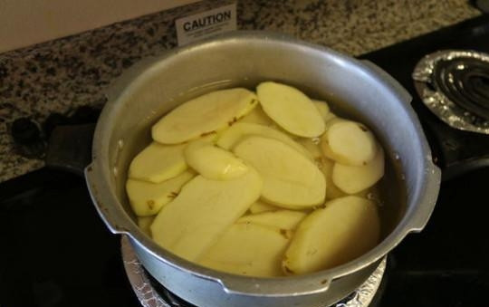 1. Этап. Картофельная запеканка с двумя видами сыра: В таком виде отварите ее до полуготовности.