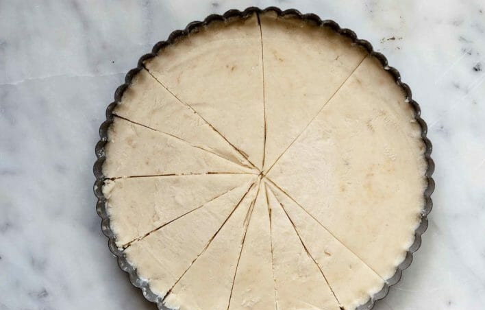 1. Этап. Песочное печенье с миндалем: 5. Разрежьте тесто на 12-16 равных кусочков.