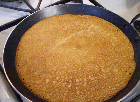 1. Этап. Томатные блины: 7. Осторожно лопаткой переворачиваем блин и жарим с другой стороны. Готово.