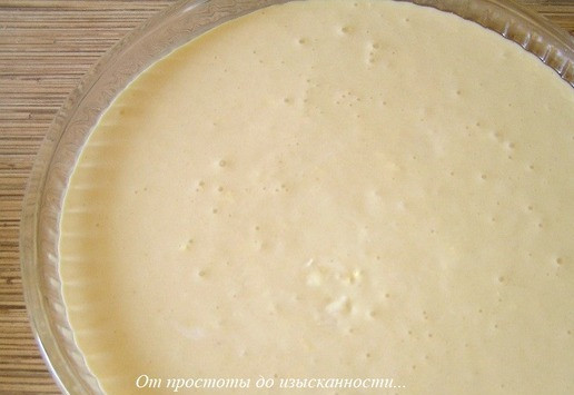 1. Этап. Творожник с вишней: Выложите творожную массу в форму (у меня 26см), смазанную маслом.