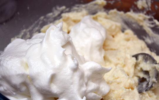 1. Этап. Будайский творожник: Белки взбиваем отдельно, а затем аккуратно примешиваем к творожной массе.