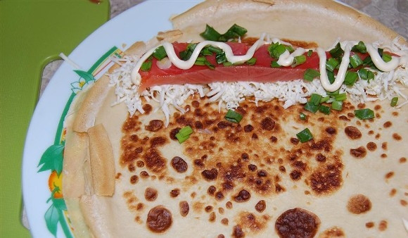 1. Этап. Блины с семгой и сыром: Поверх семги добавляем немного майонеза и зеленого лука. Противоположный край блина слегка смажьте майонезом - он поможет надежно запечатать свернутый блин с начинкой.