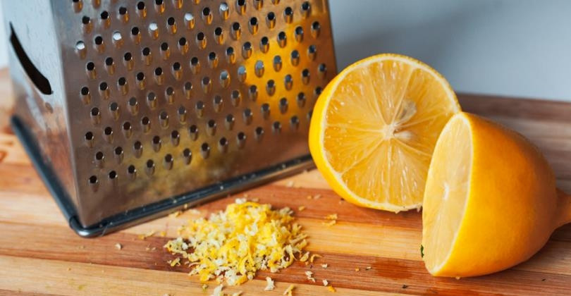 1. Этап. Соус к салату Цезарь: Натрите цедру лимона на терке.