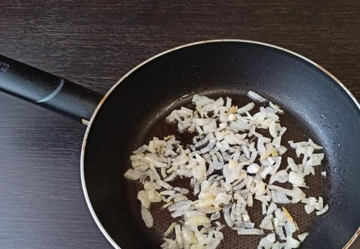 1. Этап. Пирожки из лаваша с квашеной капустой: Лук до прозрачности обжарить на растительном масле.