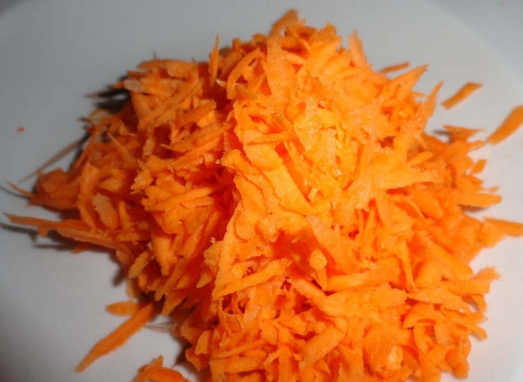 1. Этап. Плов с черносливом: Рис промываем несколько раз под холодной водой, а затем заливаем горячей водой и оставляем на некоторое время. Пока рис размокает, мы займемся подготовкой овощей. Морковь чистим и трем на крупной терке.