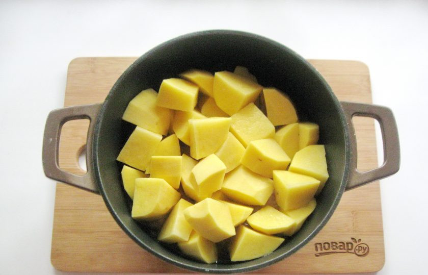 1. Этап. Курица с грибами в казане: Картофель очистите, помойте и нарежьте, но не очень мелко. Добавьте в казан.