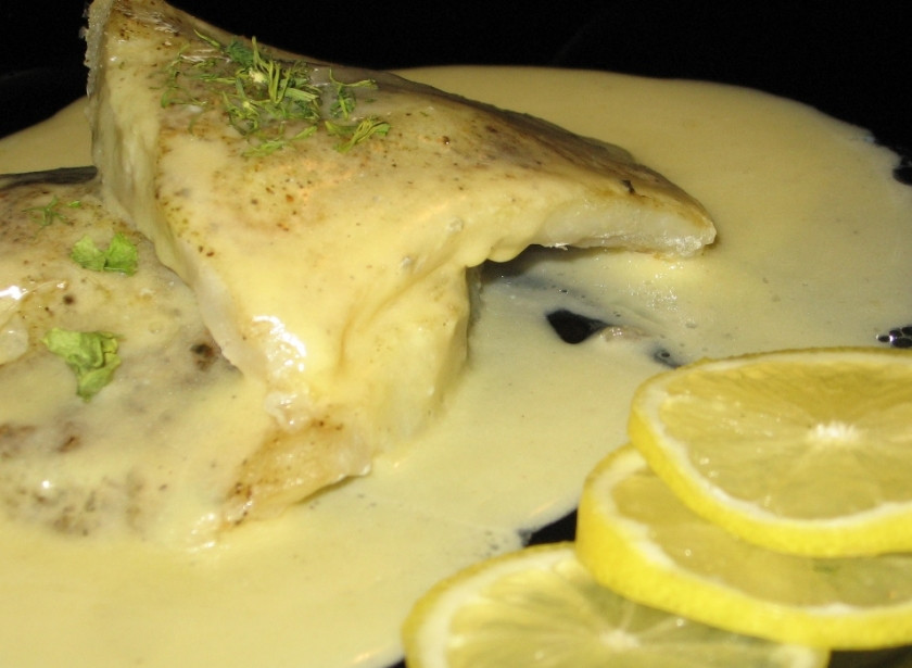 1. Этап. Рыба под белым соусом: 7. Подаем рыбу вместе с соусом и ломтиками лимона. При желании можно сделать гарнир.