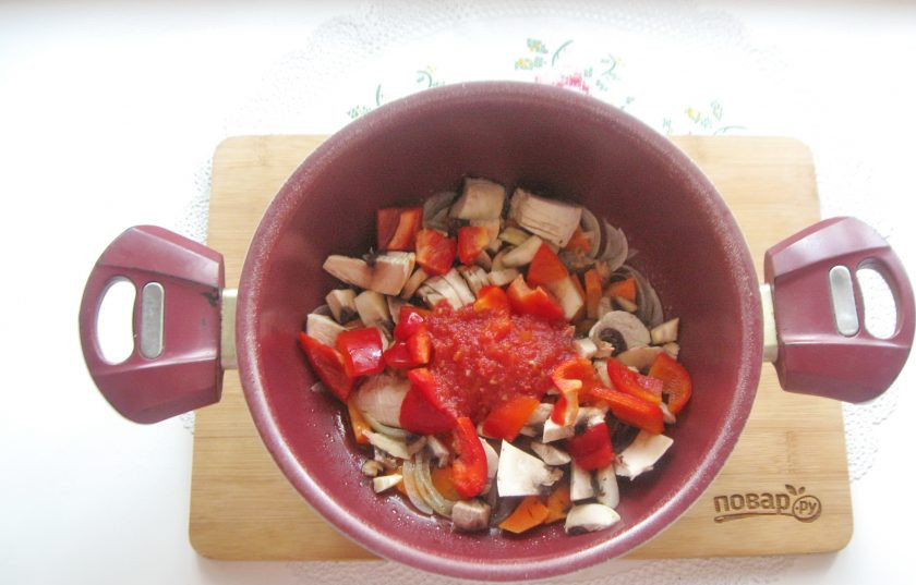 1. Этап. Рыбное соте: Помидор измельчите любым способом и добавьте к овощам с грибами. Можно заменить свежий помидор томатной пастой или томатным морсом.
