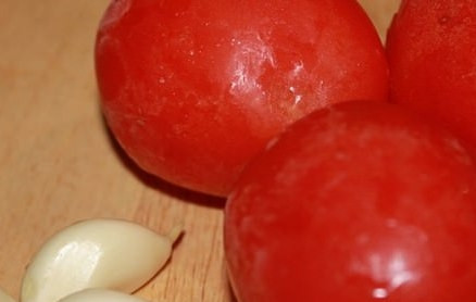 1. Этап. Паста с грибами в томатном соусе: 3. Чистим помидоры от кожицы, предварительно поместив их в кипяток на пару минут. Теперь пропускаем их через мясорубку, мелем в блендере или измельчаем через сито, любым удобным для вас способом. После этого отправляем на сковороду вместе с чесноком.