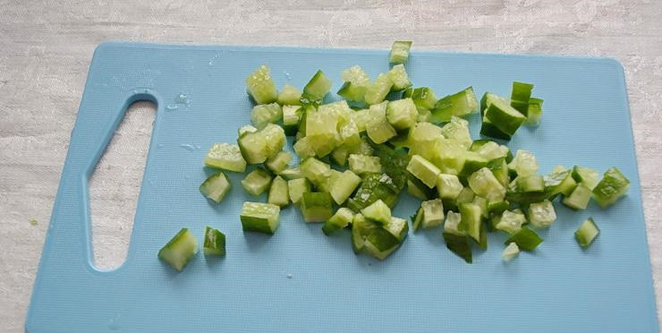 1. Этап. Салат Марсель: 2. Огурцы вымыть и просушить. Если шкурка слишком грубая, то ее лучше очистить. Нарезать огурцы средними кубиками.
