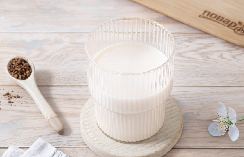 1. Этап. Дальгона без сахара: В стакан для подачи влейте молоко. По желанию можно добавить пару кубиков льда, если хотите холодный вариант напитка.