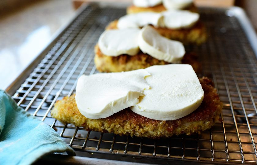 1. Этап. Куриная грудка в хрустящей панировке с сыром: 8. Положите ломтики моцареллы на мясо и поместите в духовку на 5 минут доготавливаться при температуре 180 градусов.