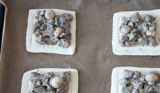 1. Этап. Тарты с печенью и грибами: В начинку добавить грибы. У меня были замороженные мини-шампиньоны, я проварила их в подсоленной воде около 1 минуты. Свежие грибы можно обжарить вместе с печенью. Разложить начинку на кусочки теста.