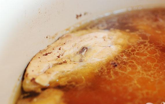 1. Этап. Итальянский куриный суп: 1. Лук, перец и халапеньо нарезать кубиками. Нарезать сельдерей. Отварить макароны в кастрюле в соответствии с инструкцией. Слить и промыть под холодной водой для охлаждения. Перемешать с 1 столовой ложкой оливкового масла и отложить в сторону. Поместить курицу в большую кастрюлю и залить бульоном. Довести до кипения, затем варить курицу под крышкой 30 минут.