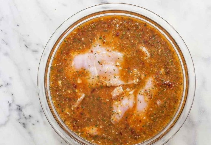 1. Этап. Куриное мясо в апельсиновом маринаде: 5. Переложите маринад в большую миску, окуните в него мясо, оставьте на 2 часа.