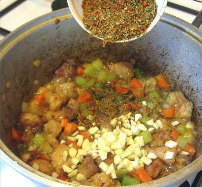 1. Этап. Лагман из свинины: 9. Еще через минут 10 можно добавить чеснок и приправы. Накрыть крышкой и тушить 5-7 минут.