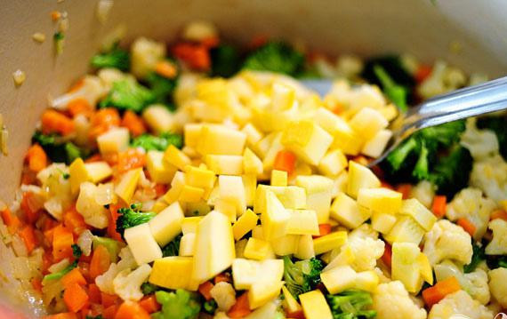 1. Этап. Весеннее ризотто: Добавить сквош и жарить в течение 30 секунд. Посыпать солью и перемешать. Выложить смесь на тарелку и отложить в сторону.