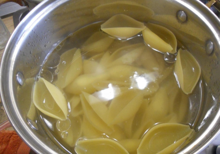 1. Этап. Макароны большие Ракушки с фаршем: 6. Ставлю на плиту кастрюлю с водой, солю и вливаю подсолнечное масло, по одной опускаю большие ракушки, отвариваю все вместе в течение нескольких минут.