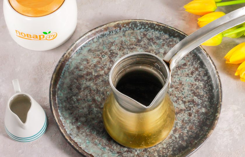 1. Этап. Кофе Американо в турке: Высыпьте в турку молотый кофе любого выбранного вами сорта. Напиток желательно готовить из молотого кофе, он ярче раскрывает аромат.