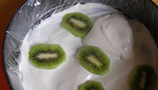 1. Этап. Творожный торт с желе и фруктами: На ананасы - творожную смесь, дольки киви, затем опять творожную смесь и дольки персиков, покрываем все оставшейся творожной смесью. Отправляем торт в холодильник для застывания.