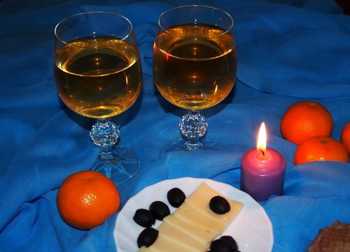 1. Этап. Вино из яблок: Оставьте яблочное вино на пару месяцев в тёмном месте, лучше — погребе. Оно 