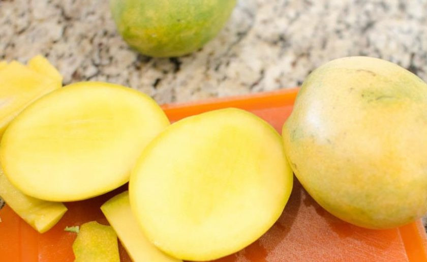 1. Этап. Парфэ из манго: Для начала почистите манго, оставив только мякоть.