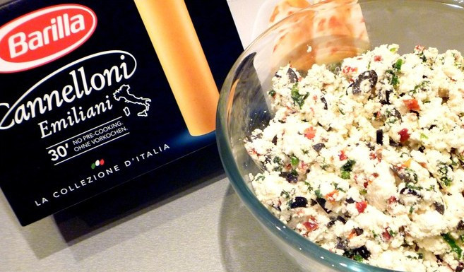 1. Этап. Каннеллони с рикоттой: Теперь маслины и вяленые помидоры мелко нарезаем, рикотту разминаем вилкой. Выкладываем все ингредиенты в миску, добавляем шпинат, перемешиваем все.