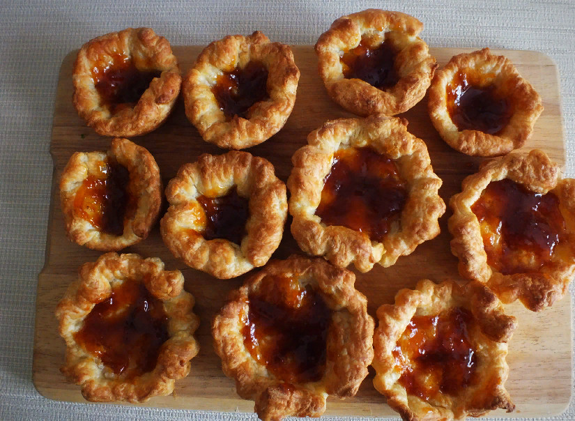 1. Этап. Корзиночки со взбитыми сливками: Охлажденные корзиночки наполните абрикосовым джемом. Столовую ложку джема оставьте для оформления.