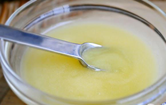 1. Этап. Апельсиново-смородиновые пирожные: 4. Чтобы приготовить глазурь, в небольшой миске смешать растопленное сливочное масло, апельсиновый сок и сахарную пудру. Залить приготовленной глазурью пирожные, дать глазури застыть и подавать.