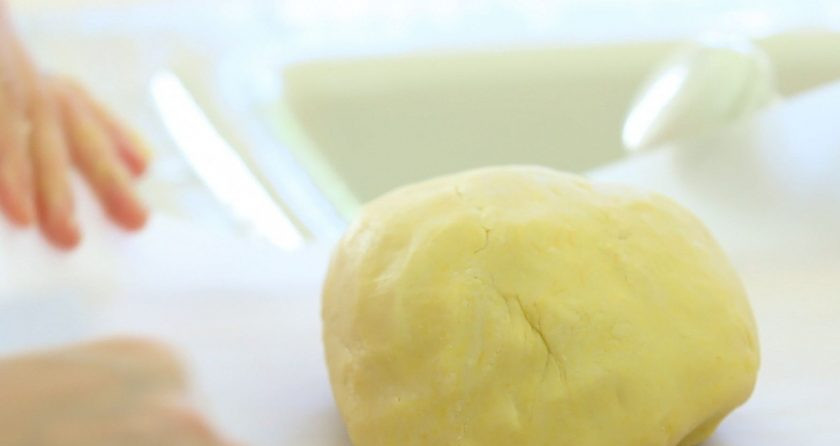 1. Этап. Кейкпопсы Валентинки: 4. Оставьте тесто под пищевой плёнкой на 30 минут в холодильнике.