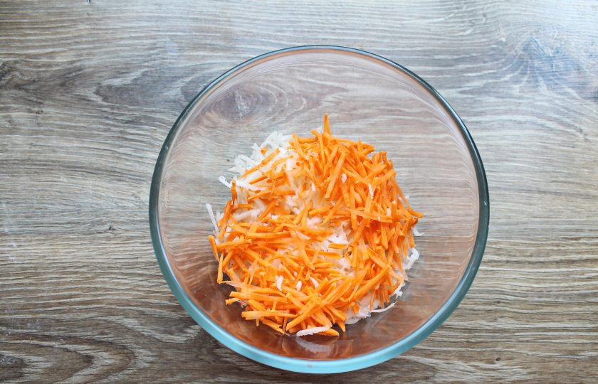 1. Этап. Салат с капустой и дайконом: Морковь почистите, порежьте тонкой соломкой и добавьте в миску с дайконом.