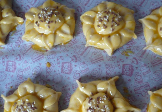 1. Этап. Булочки с плавленым сыром Ассорти: Посыпать булочки кунжутом (у меня кунжут+лен). Выпекаем при температуре 180 градусов, около 25-30 минут. Ориентируйтесь на свою духовку.