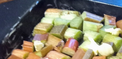 1. Этап. Крамбл из ревеня: Разогрейте духовку до 200С. Смазываем форму для запекания сливочным маслом Выкладываем ревень, сливочное масло, сахар и корицу (по желанию). Перемешиваем.