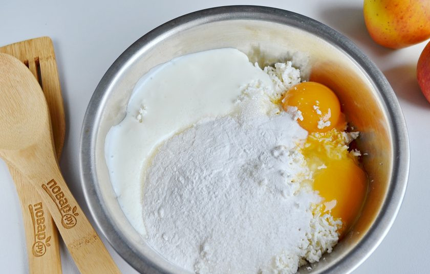 1. Этап. Воздушный творожный пирог с яблоками: Для начинки соедините творог (его лучше протереть через сито или терку, чтобы не было крупных комочков) с сахаром, йогуртом, желтками, крахмалом. Для аромата можно добавить ванилин или другие ароматизаторы.