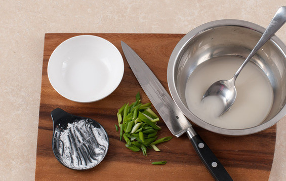 1. Этап. Говядина с базиликом: В куриный бульон добавляем оставшийся крахмал, перемешиваем. Нарезаем зеленый лук.