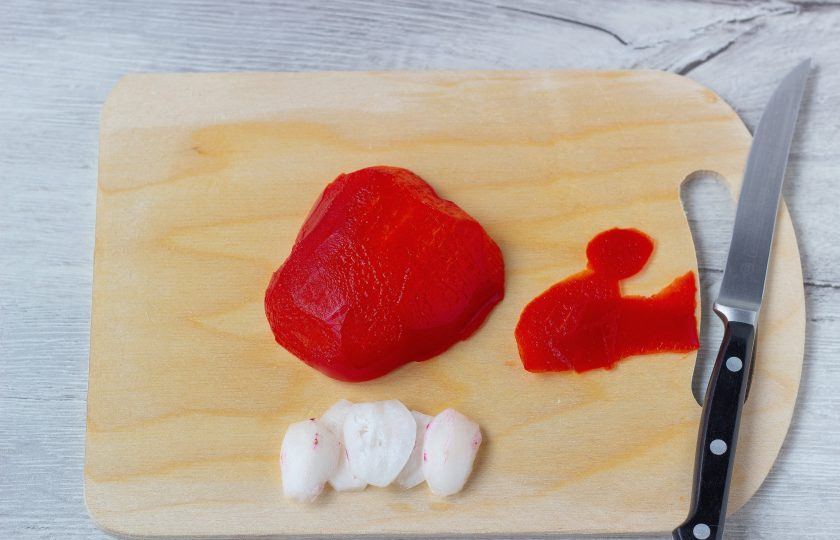 1. Этап. Салат Цветочная поляна: Редис очистите и нарежьте кольцами. С перца острым ножом снимите грубую кожицу.