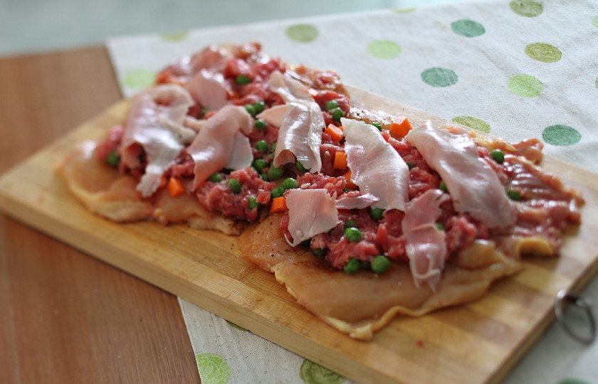 1. Этап. Галантин из курицы: По всей поверхности разложенной на разделочной доске курицы распределяю начинку. Сверху укладываю в один слой ломтики ветчины и сворачиваю этот 