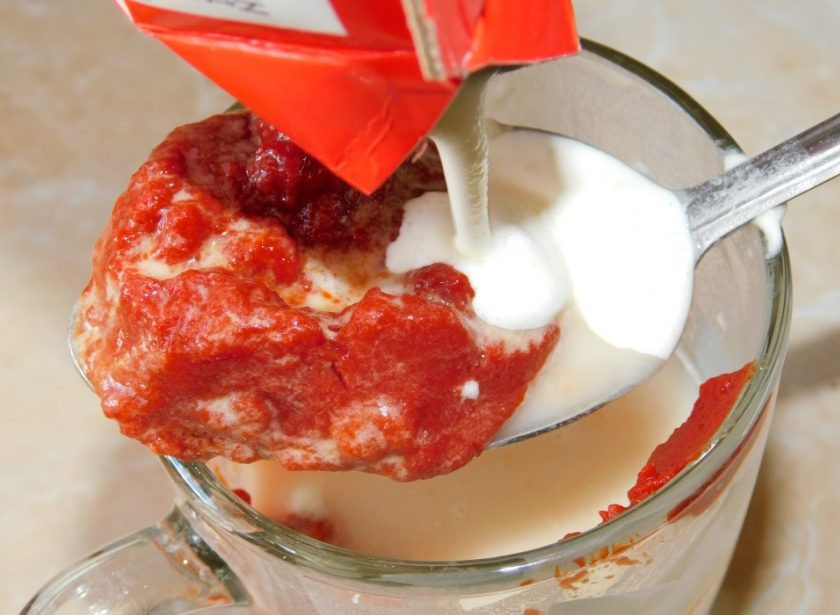 1. Этап. Тефтели с грибами в сливочно-томатном соусе: Добавьте томатную пасту и сливки.