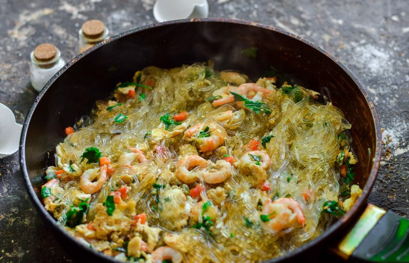 1. Этап. Лапша с креветками по-тайски: Перемешайте все и подавайте к столу.