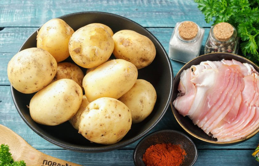 1. Этап. Шашлык из картофеля с беконом: Подготовьте все ингредиенты. Если картофель молодой, то можно его не очищать, достаточно хорошо помыть щёткой.