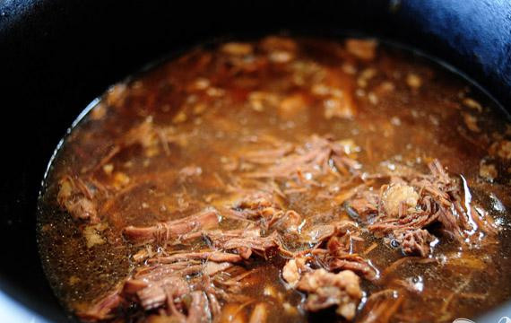 1. Этап. Говядина тушеная с соевым соусом: 3. Если мясо не стало мягким, поставить говядину в духовку на 30 минут. С помощью двух вилок отделить мясо от костей и мелко нарезать.