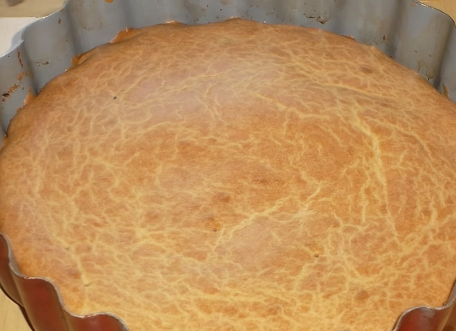 1. Этап. Пирог с луком и яйцами: 14. Запекайте минут 40, до румяной корочки.