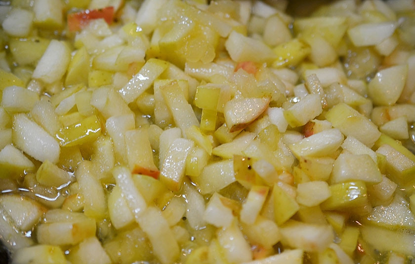 1. Этап. Карамельно-яблочный пудинг: Добавьте ром, дайте немного остыть.