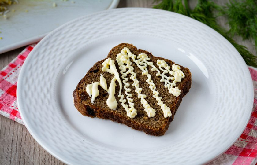 1. Этап. Селедка под шубой на хлебе: Каждый кусочек хлеба смажьте майонезом.