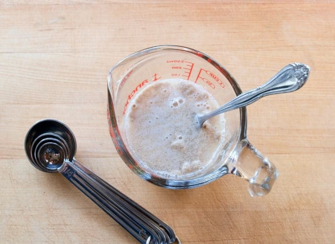 1. Этап. Рулет с начинкой из мака: 3. Теперь займитесь тестом. В тёплой воде разведите дрожжи. Оставьте их набухать на 10 минут.