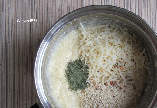 1. Этап. Печенье из поленты на сковороде: Всыпьте кунжут, тертый сыр, укроп и смесь перцев. Перемешайте.