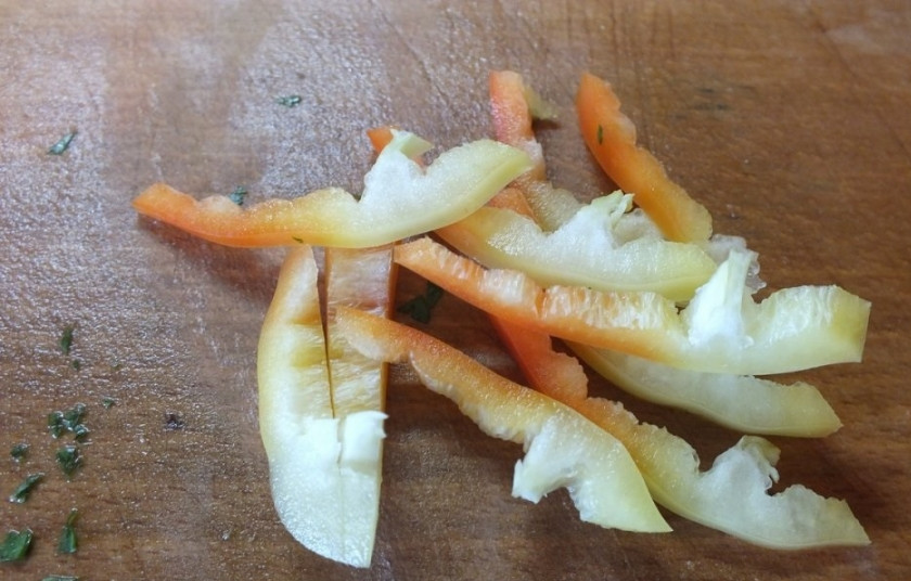 1. Этап. Цветная капуста с болгарским перцем: 2. Болгарский перец очистить от семян и хвостика, как следует вымыть и нарезать тонкой соломкой. Можно использовать разноцветные перцы, это придаст блюду особую красоту.