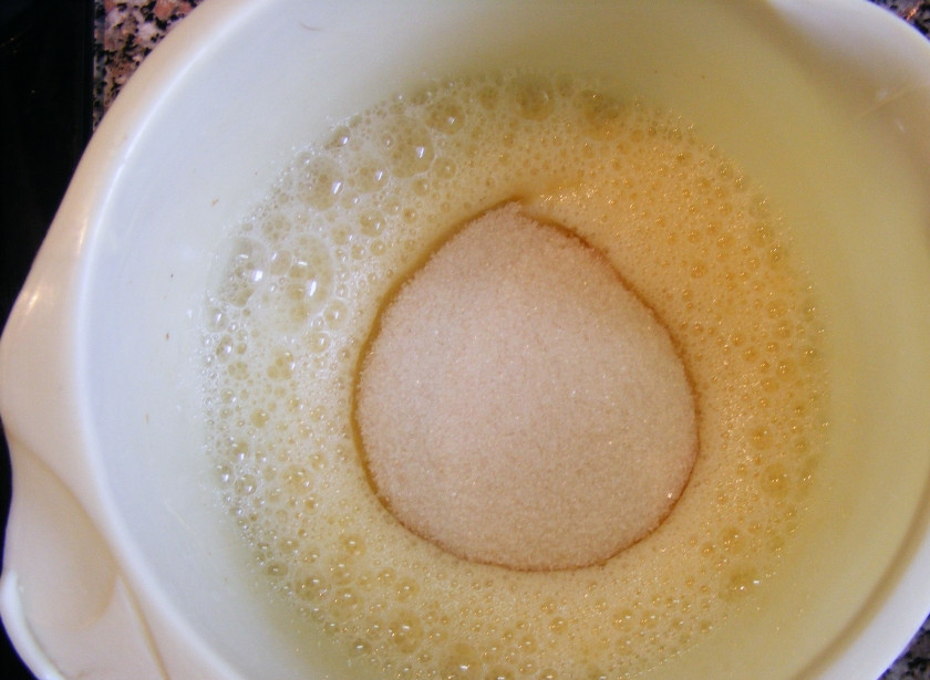 1. Этап. Шарлотка с черникой: 3. Добавим сахар и взбиваем дальше, пока сахар не растворится.